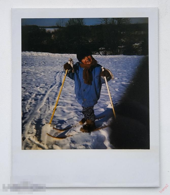 Фотография цветная ребенок, лыжи, лыжник, зима 90-е Полароид Polaroid #145