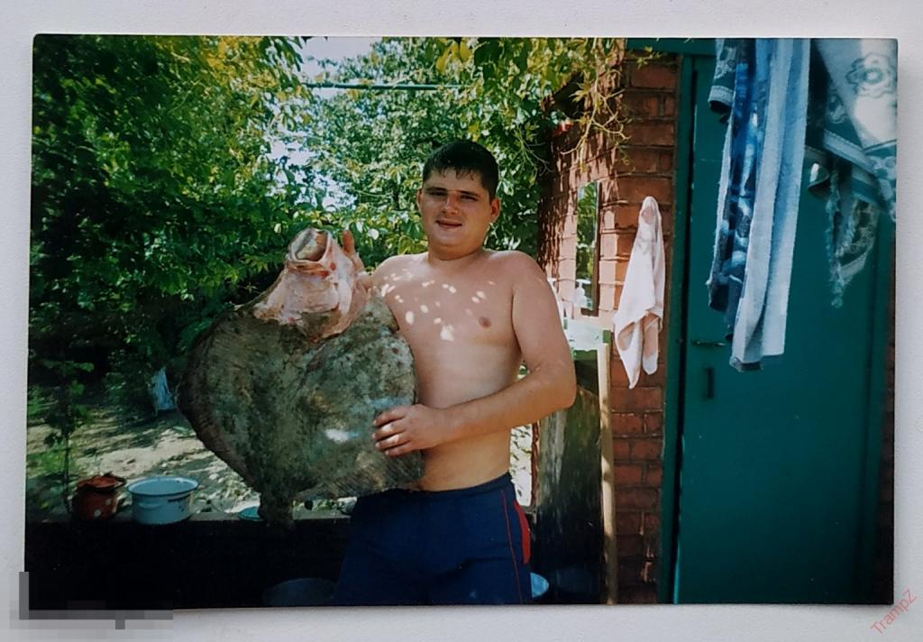 Фотография цветная парень в шортах голый торс, рыба камбала #145*