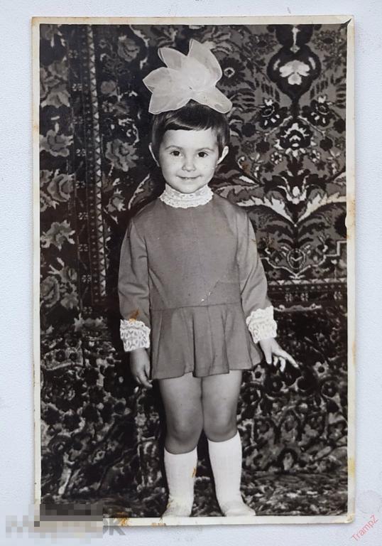 Фотография девочка в платье, бант гольфы, ковер #138*