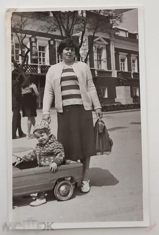 Фотография Крым Феодосия, картинная галерея Айвазовского. педальная машина, мать с сыном #138