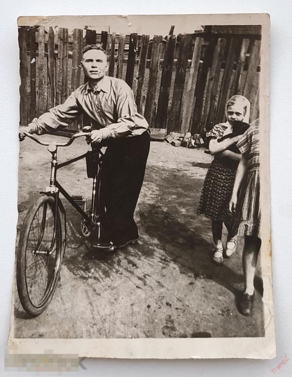 Фотография велосипед, мужчина с сигаретой, девочка с кошкой #140*