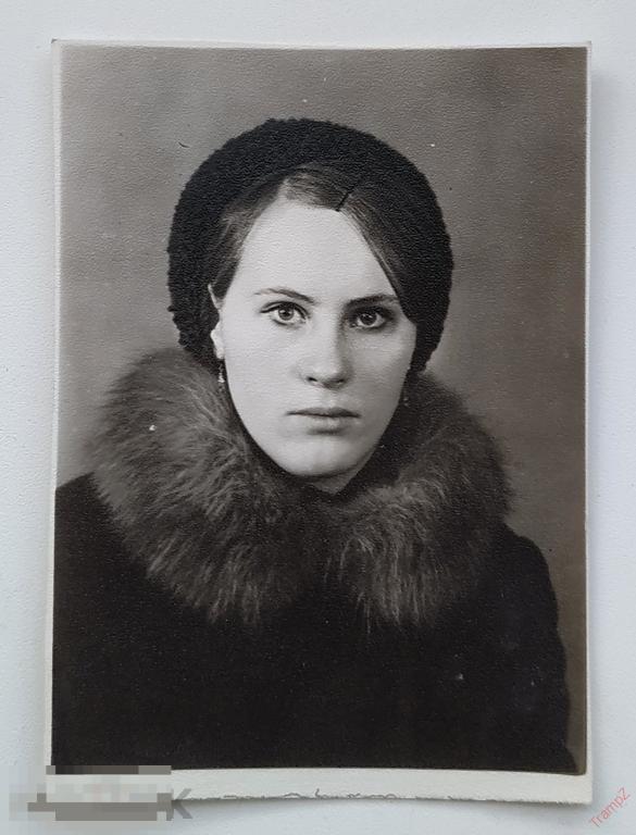 Фотография девушка в пальто, вязаной шапке портрет мода меховой воротник #140*