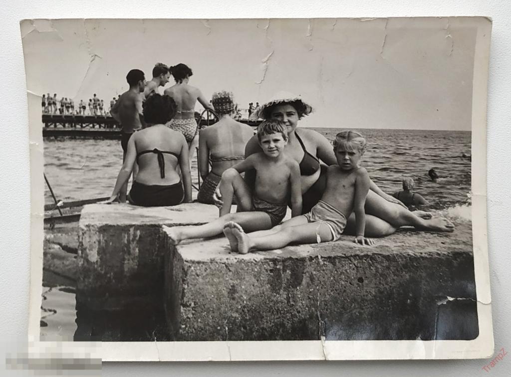 Фотография женщина в купальнике, дети мальчик девочка в плавках, море #140