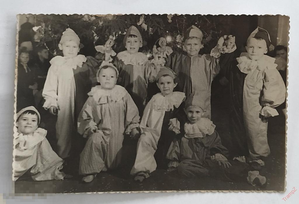 Фотография Новый год елка дети мальчики новогодние костюмы утренник #141