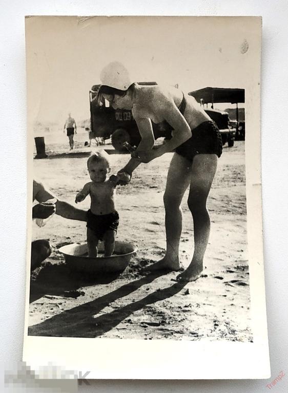 Фотография женщина в купальнике купает ребенка в тазике, автомобиль #142