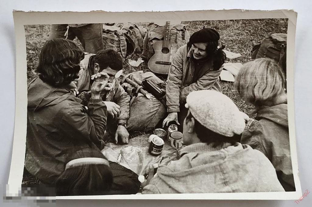 Фотография поход туризм привал, туристы, гитара рюкзак радиоприемник мужчины девушки #143*