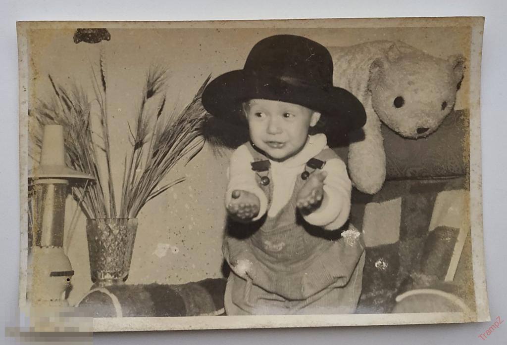 Фотография ребенок девочка, игрушка белый медведь, шляпа ваза светильник #143