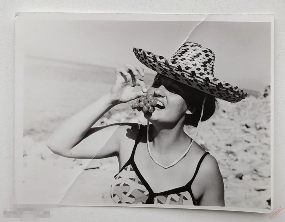 Фотография девушка в купальнике шляпе кусает виноград #143*