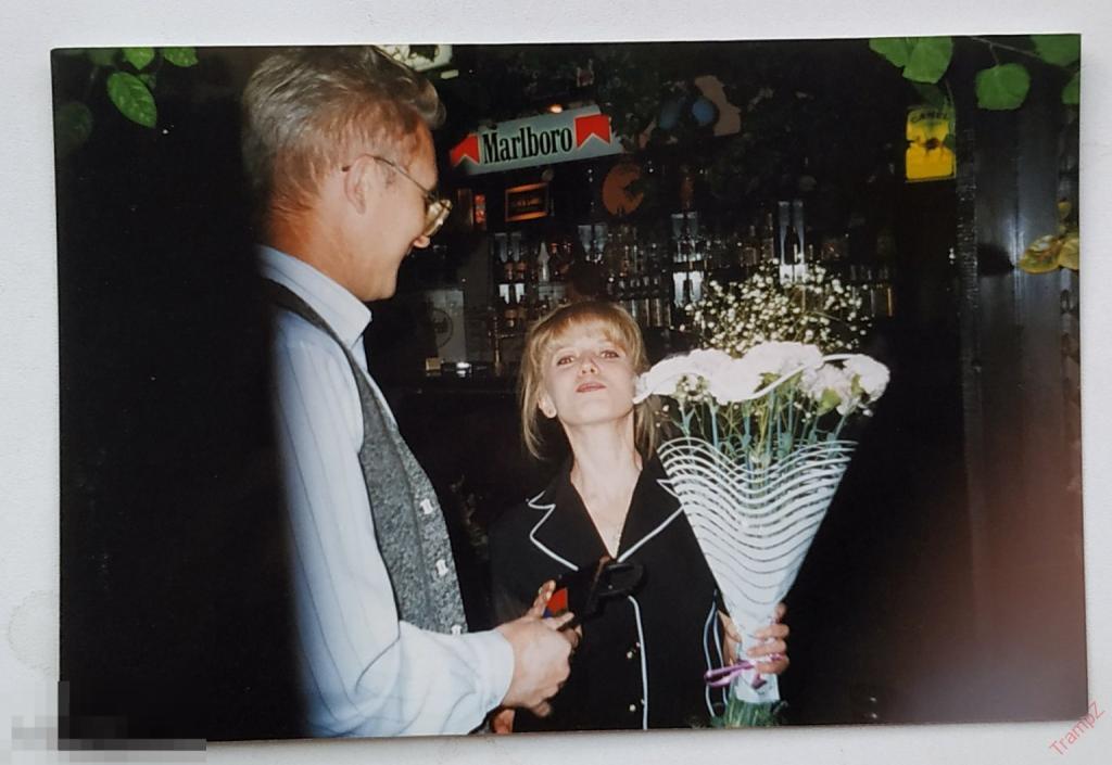 Фотография цветная девушка букет цветы, барная стойка, реклама сигарет Marlboro Camel #137*