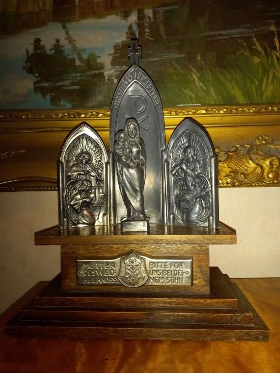 Музыкальная шкатулка Мадонна с младенцем 1953 год