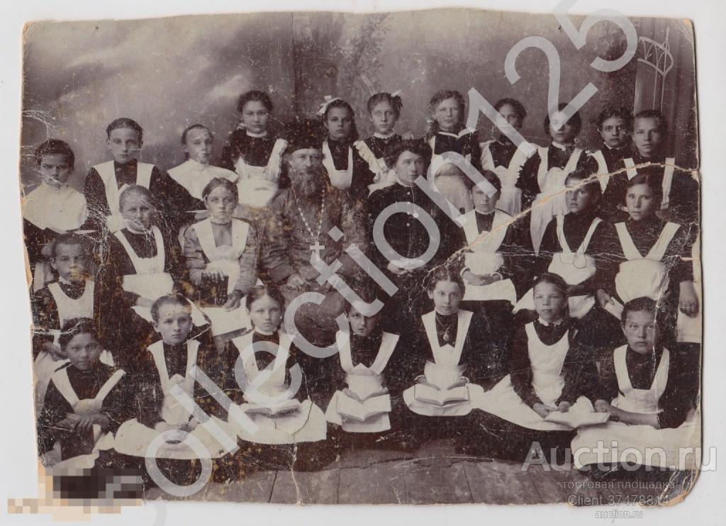 Гимназистки гимназия священник с крестом. 25х18.
