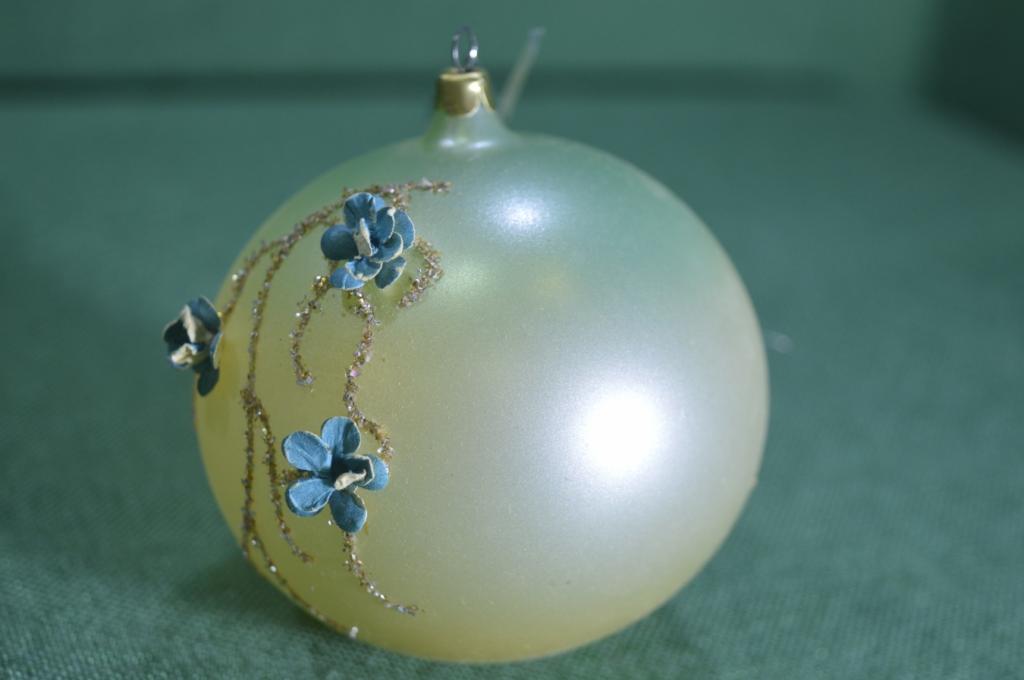 Игрушка елочная, шар шарик "Голубой, синие цветы". Стекло.