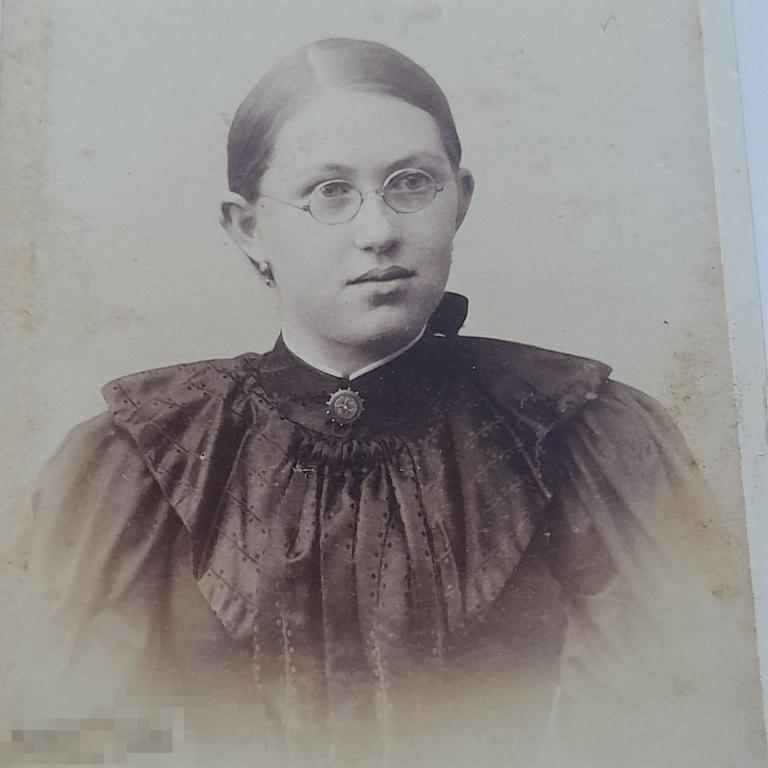 Антикварная фотография барышни в очках