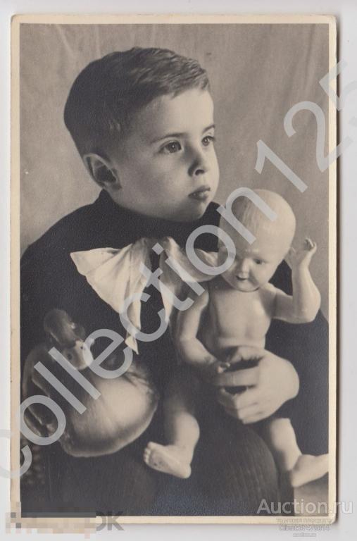 Мальчик с игрушками кукла утенок. Ленинград 1955г.