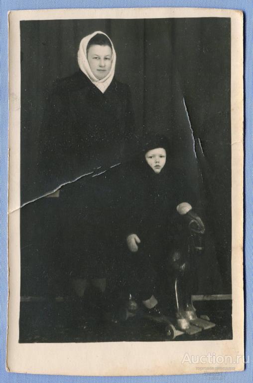 Мальчик с деревянной лошадкой 1956