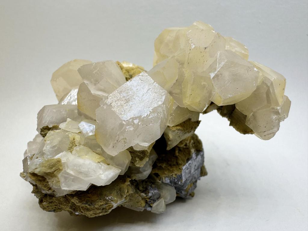 Кристаллы розового кальцита на породе с галенитом. Впечатляющий образец!