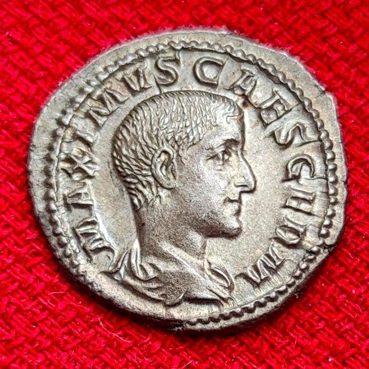 Рим Максимус сын Максимина Фракийца денарий PIETAS