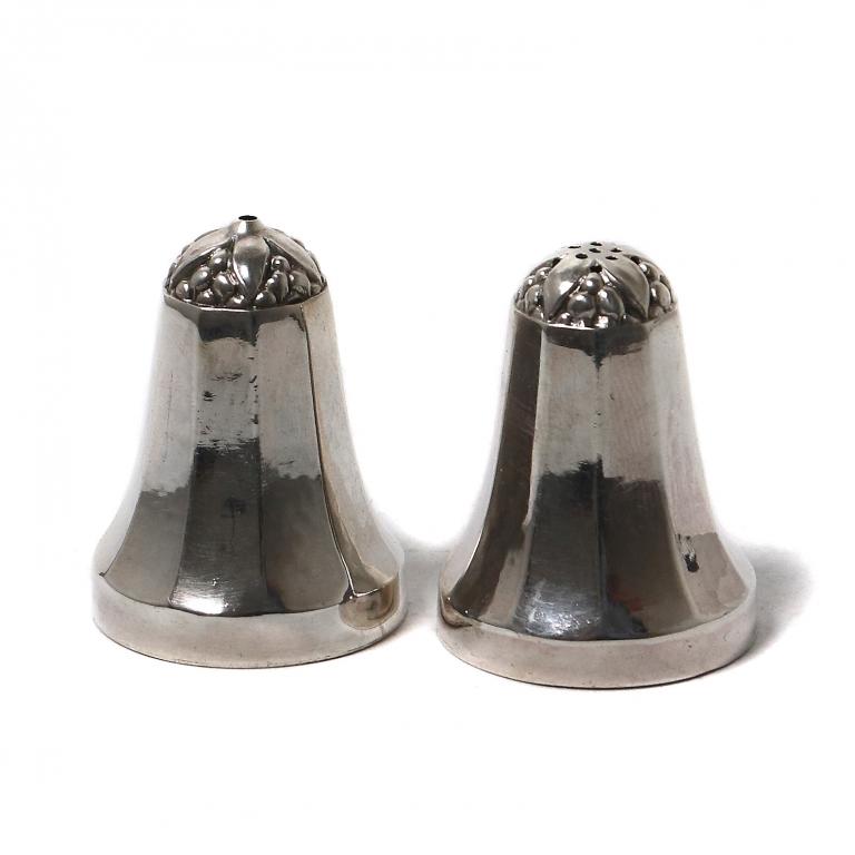 Серебряная солонка и перечница.  Georg Jensen