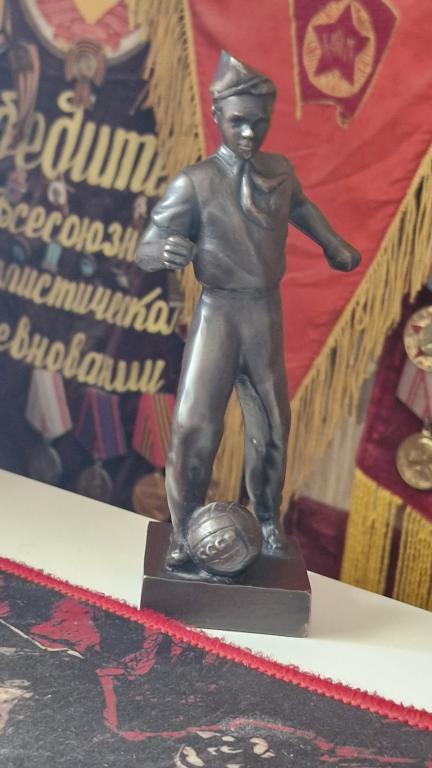 Пионер с мячом. Школа. Дети. Бронза,  Статуэтка.