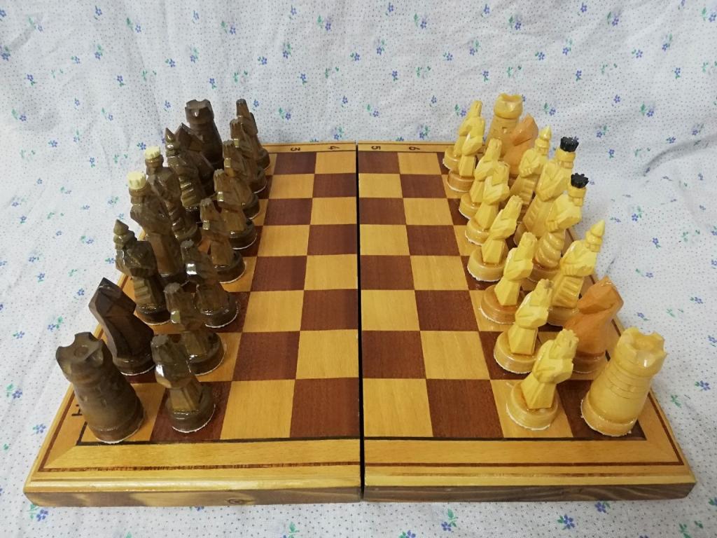 Шахматы СССР резные фигуры ручной работы доска дерево 28*28 см.