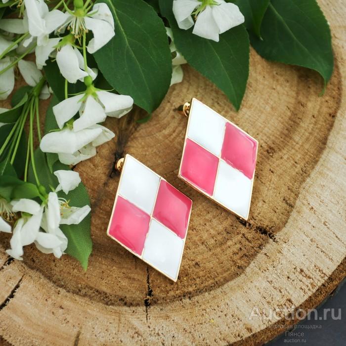 Серьги эмаль "Шахматы" ромб, цвет бело-розовый. Новые.