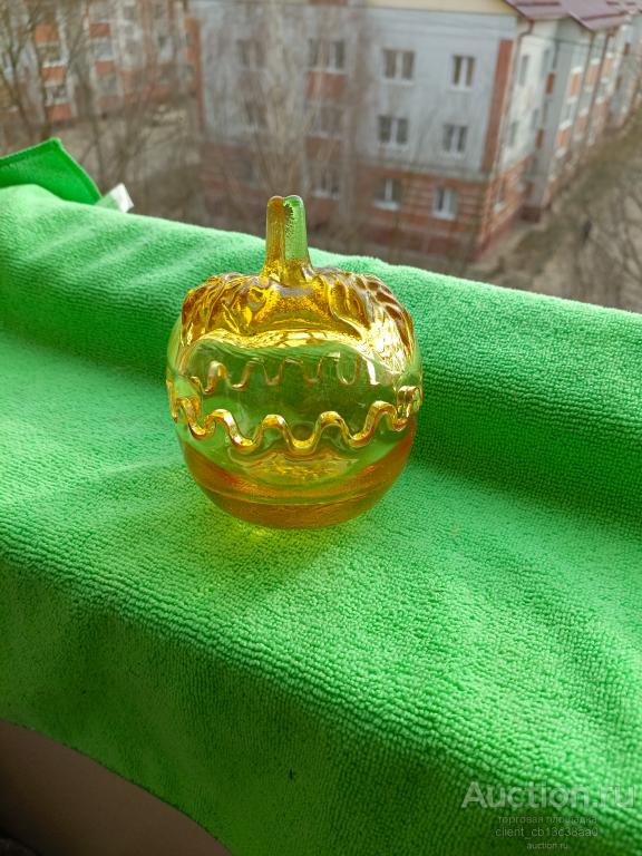 Хрустальное яблоко +лимонница+ состоит из двух половинок, янтарного цвета СССР.