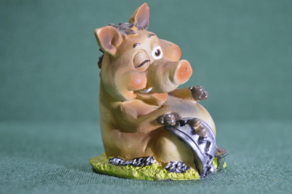Статуэтка, фигурка "Свинтус, женился и попал в капкан". Свинья, хрюндель. Пластик. #3