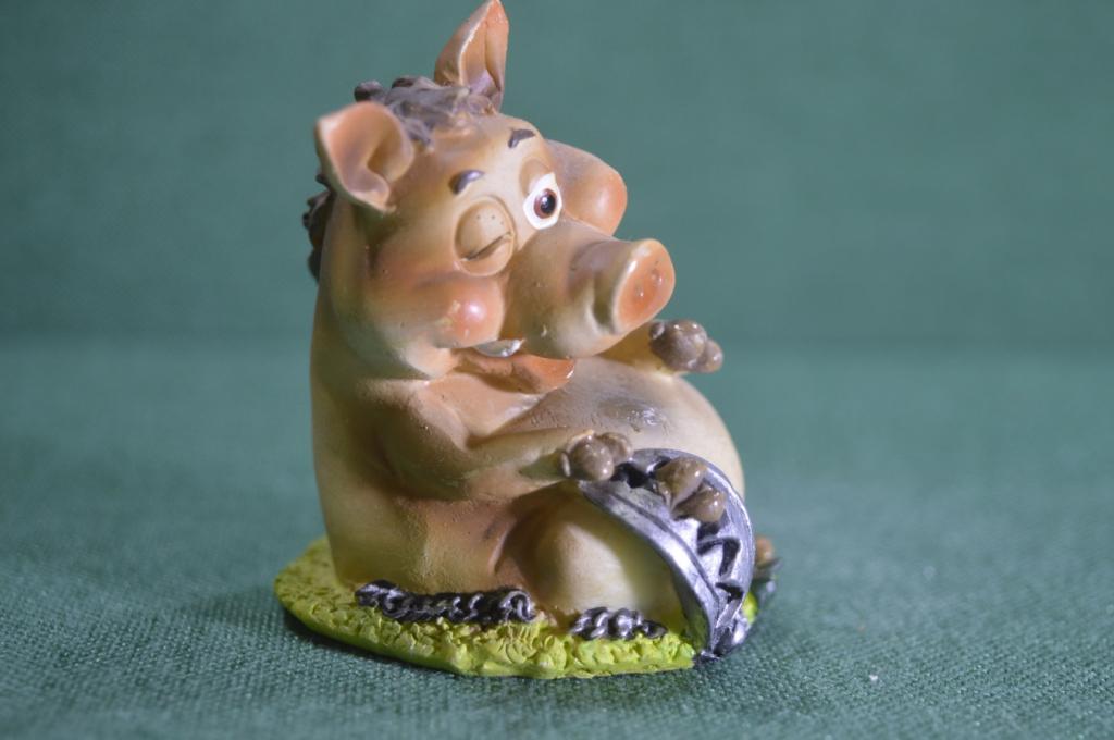 Статуэтка, фигурка "Свинтус, женился и попал в капкан". Свинья, хрюндель. Пластик. #1