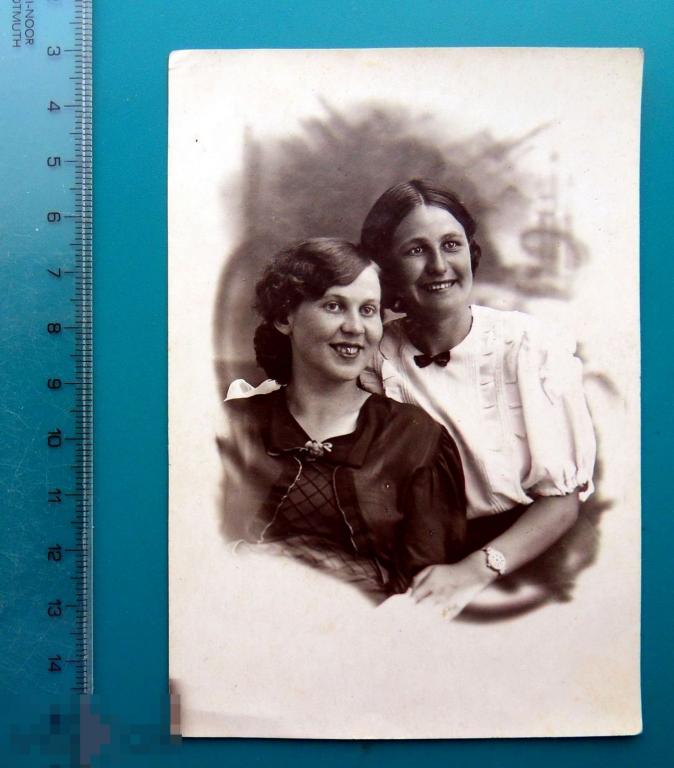 фото - ДВЕ ДЕВУШКИ - МОДА ГЛАМУР ПРИЧЕСКА ОДЕЖДА РЕТРО 1935 год - R*