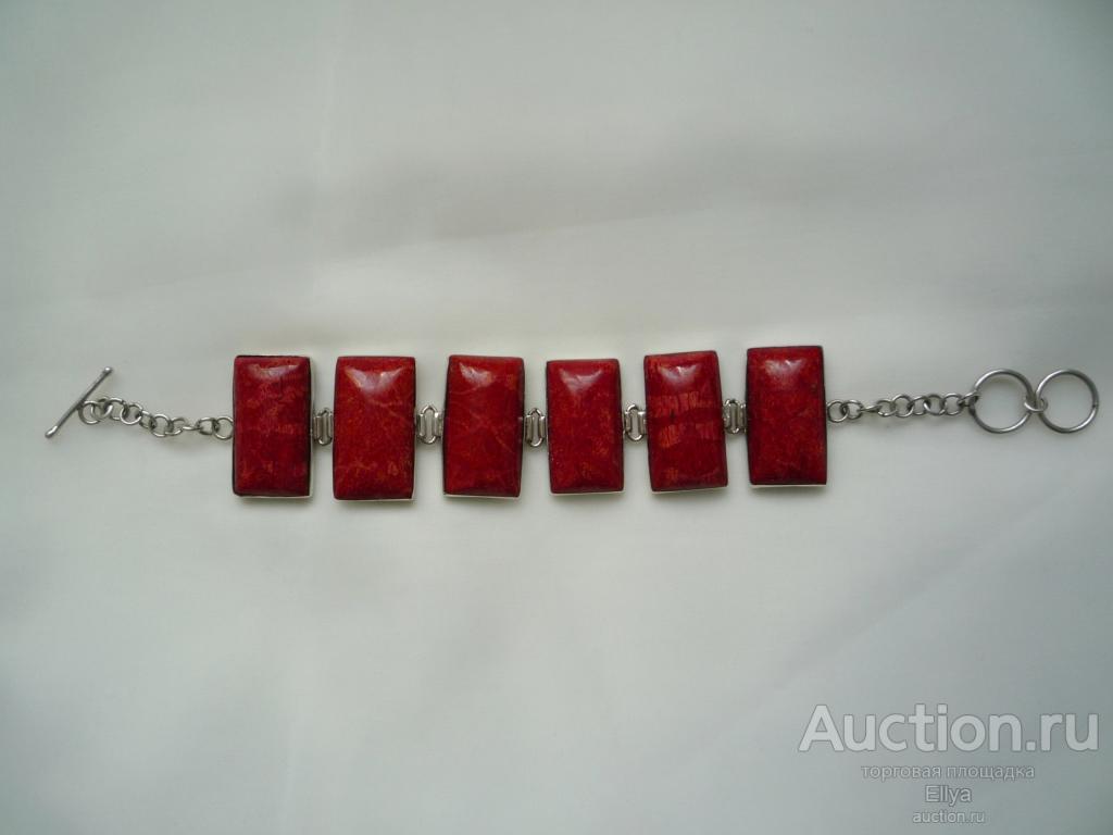 серебряный браслет с красным кораллом.