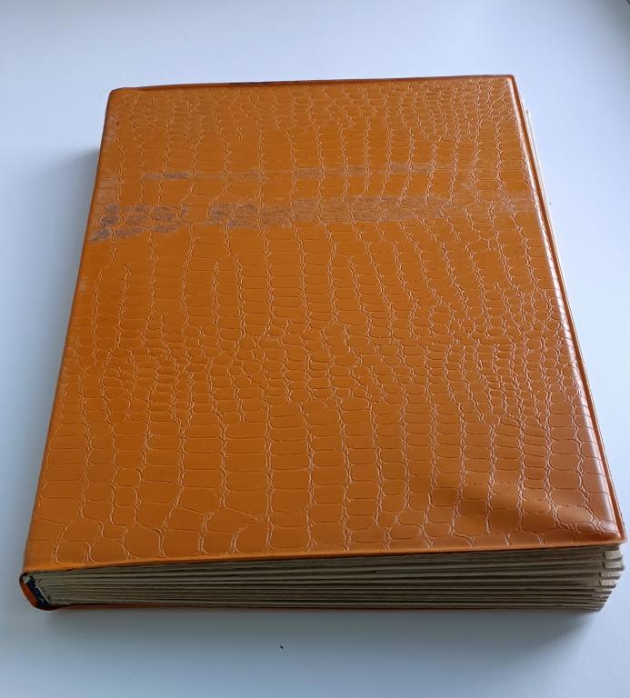 КЛЯССЕР 30,5 Х 21,5 СМ С ИНОСТРАННЫМИ МАРКАМИ. 3000 ШТУК