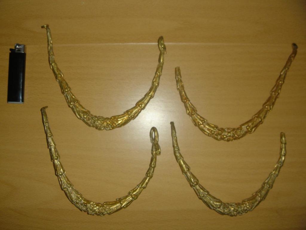 Накладки венки литые бронзовые двухсторонние от люстры . Комплект 4 шт. 19 век .