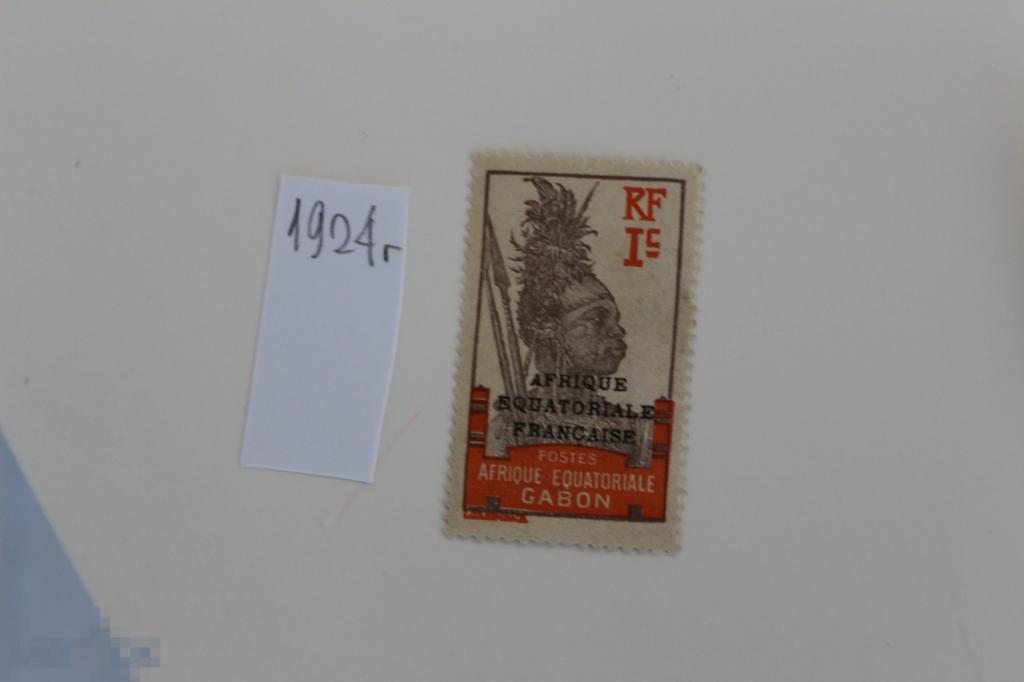 Габон серия 1924 г. чистая, воин с копьем, надпечатка