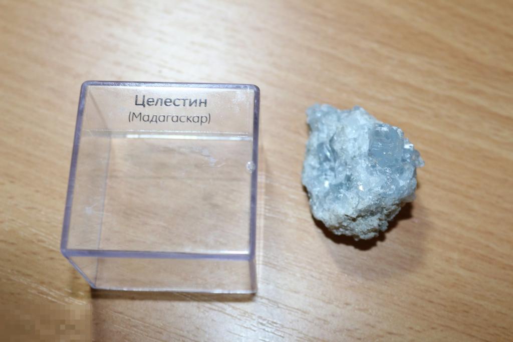 Камни и минералы DeAgostini  в пластиковом боксе Целестин (Мадагаскар)