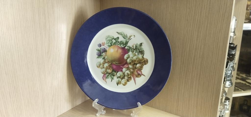 Тарелка " Фрукты ". Фарфор. Франция. Лимож .Середина 20-го века.
