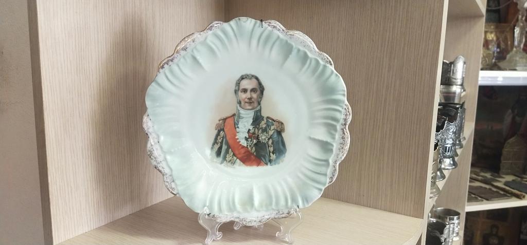 Тарелка " Маршал Наполеона". Фарфор. Франция. Середина 20-го века.
