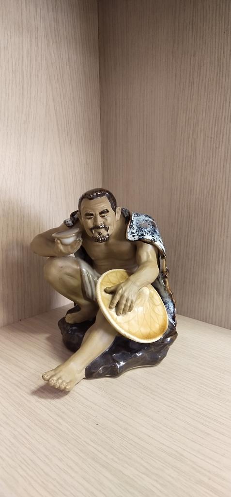 Фигурка " Китаец с пиалой " . Китай . 50-е годы. Терракота.