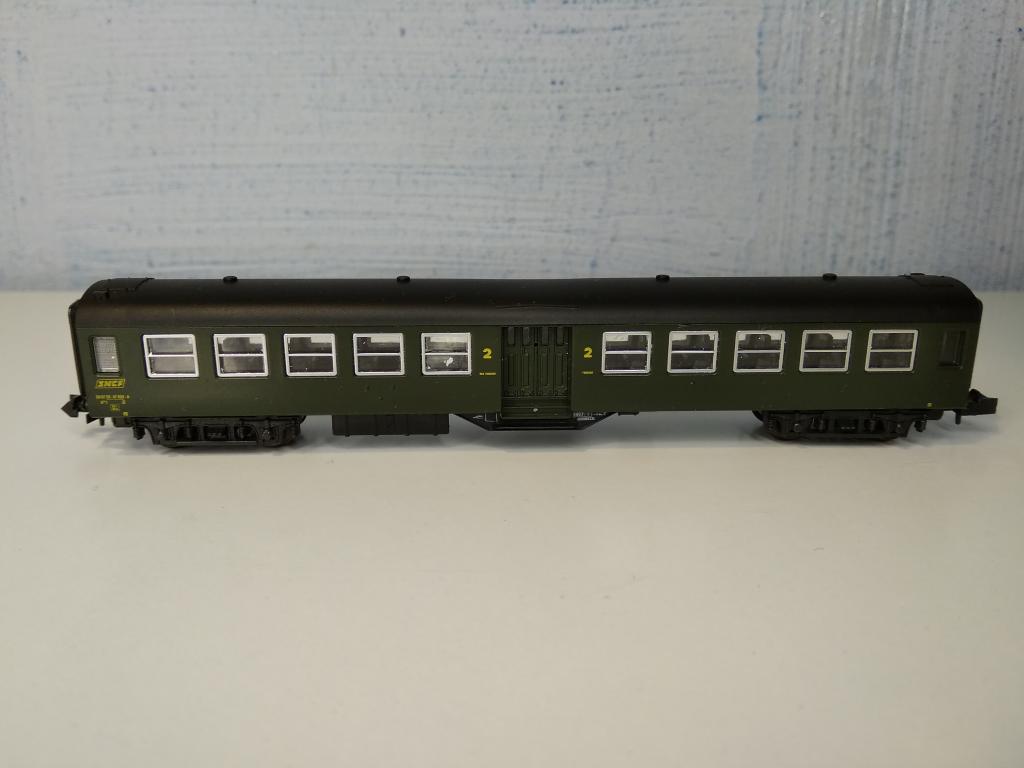 9мм (N) Roco 4-х осный пассажирский вагон SNCF с повреждениями