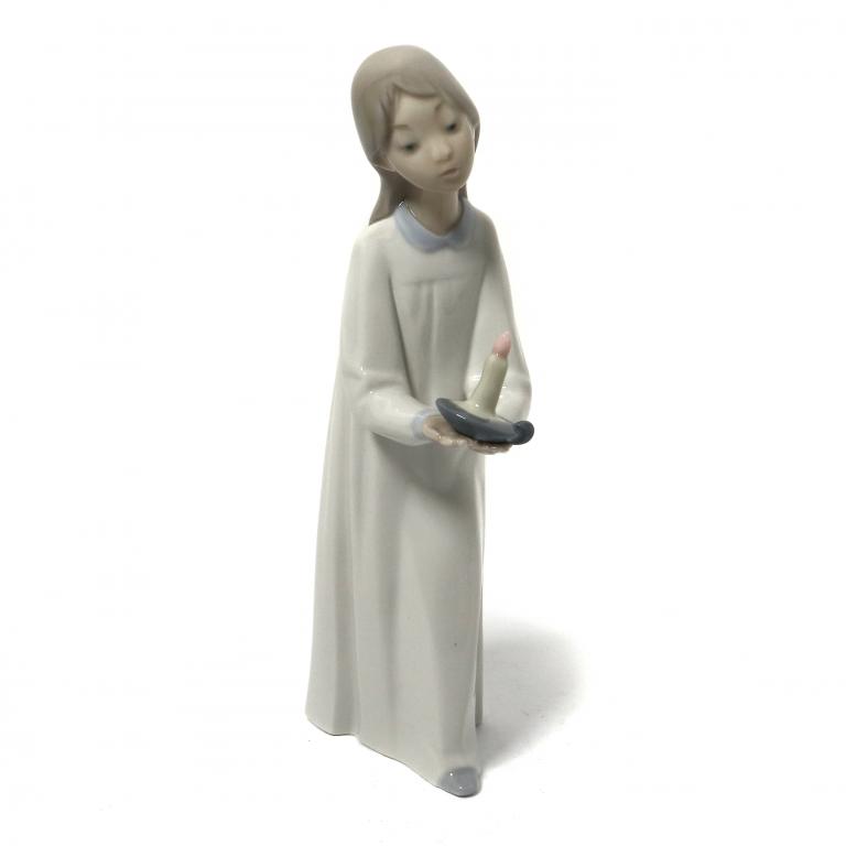 Фарфоровая фигура "Девочка со свечой". Lladro
