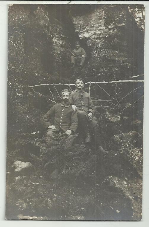 антикварная.ФОТОоткрытка. военная. ПМВ. ВОЕННЫЕ.ВОЕННОПЛЕННЫЕ? ОДИН С КУРИТЕЛЬНОЙ ТРУБКОЙ.ГРАНАТА.