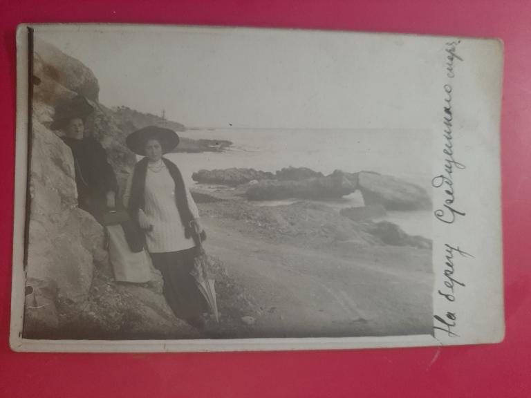 ФОТО ДАМЫ НА БЕРЕГУ МОРЯ ФРАНЦИЯ