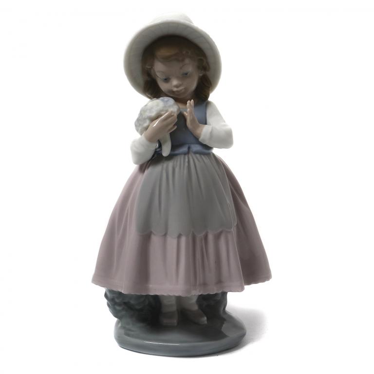 Фарфоровая фигура Девочка с букетом. NAO by Lladro