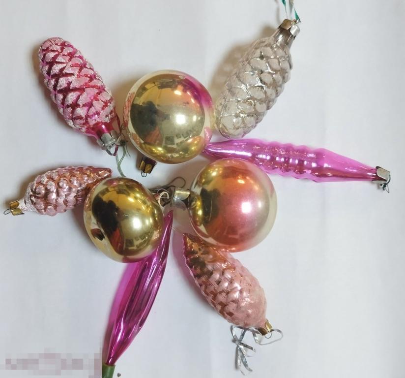 Набор стеклянных новогодних игрушек: цветные шишки, сосульки и шары.