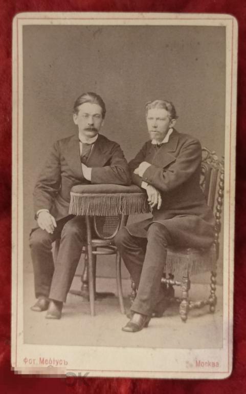 Фото двух мужчин. Фотография Мёбиуса в Москве на Большой Лубянке. 1860-е годы.