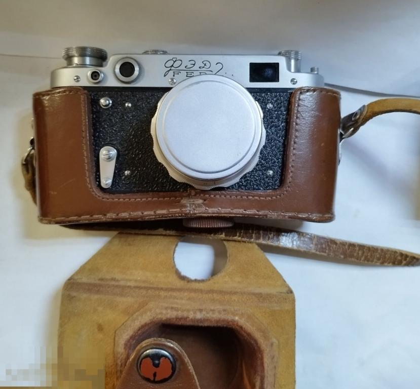 ФОТОАППАРАТ ФЭД 2 С ОБЪЕКТИВОМ ИНДУСТАР 26М В КОЖАНОМ КОФРЕ.