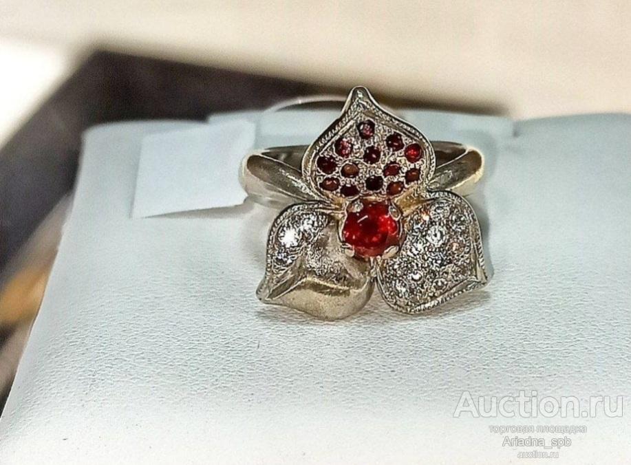 Кольцо из серебра 925 пробы с гранатами и фианитами
