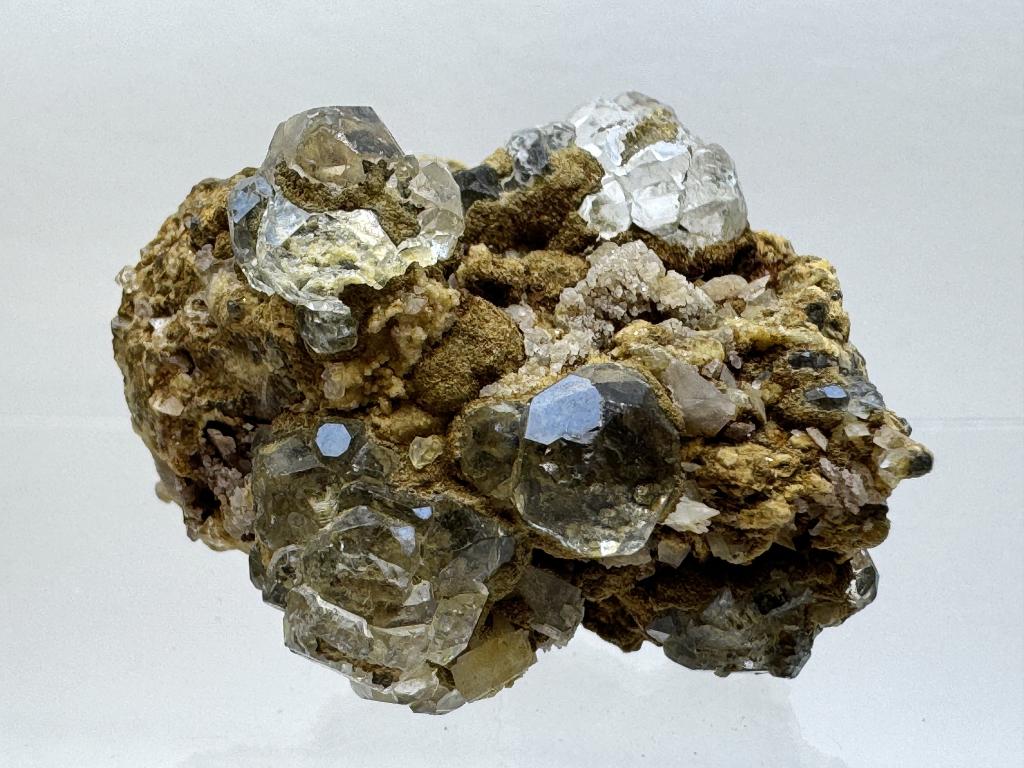 Оптический флюорит, кальцит, кристаллы на породе