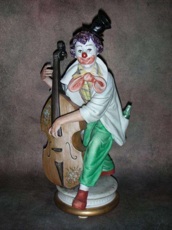 Статуэтка. Фарфор. Клоун с виолончелью. Capodimonte. Италия