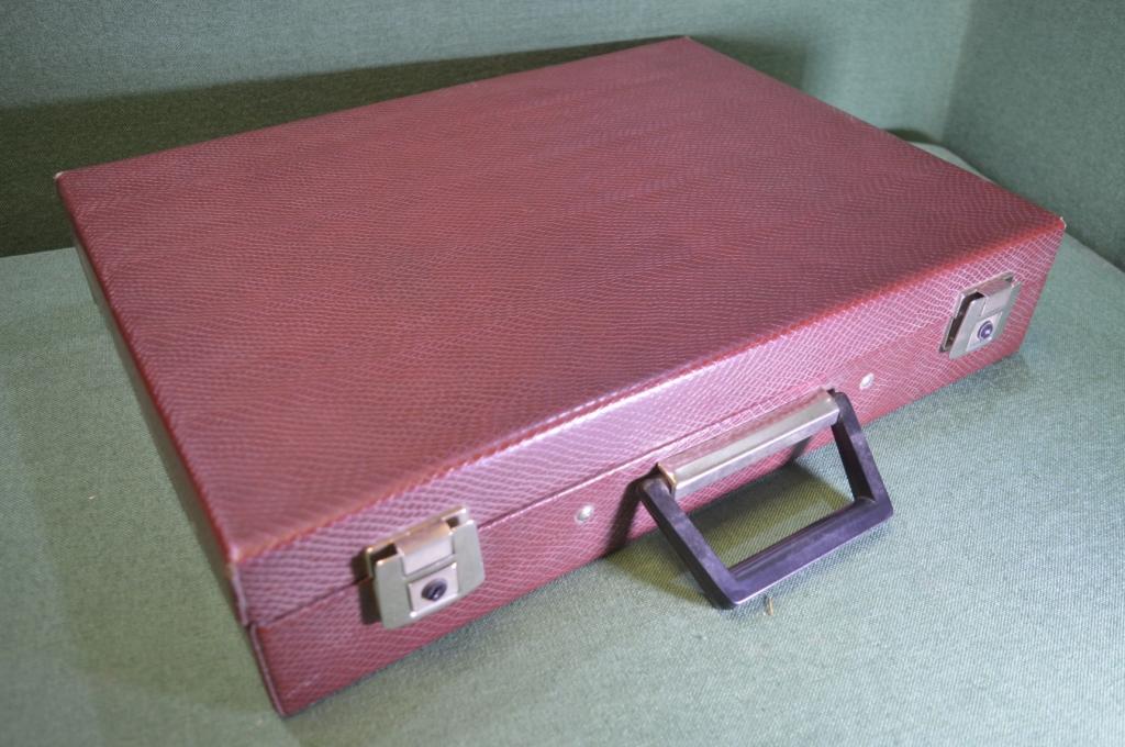 Дипломат, чемодан советский. Красный, под крокодиловую кожу СССР.