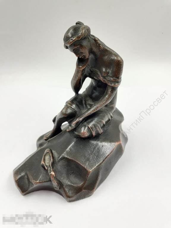 Девушка у разбитого кувшина. Силумин.  (11999)